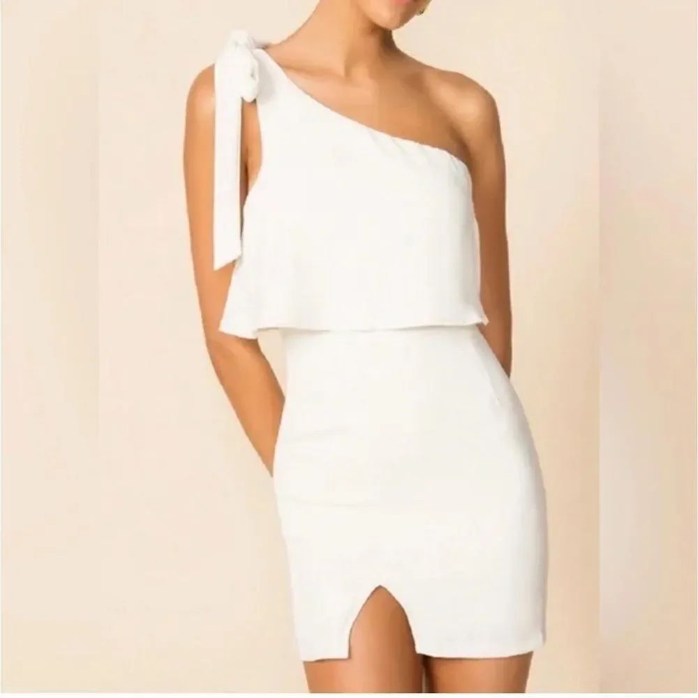 Superdown Mini Dress Size XS White One Shoulder Bow Side Slit Chic Cocktail